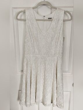 BB Dakota Sleeveless V-Neck Dress, size 6, white/cream